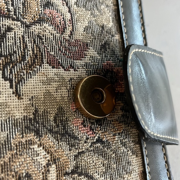 French tapestry organizer was used in the 80’s. Is in beautiful shape. No pages - Picture 3 of 7